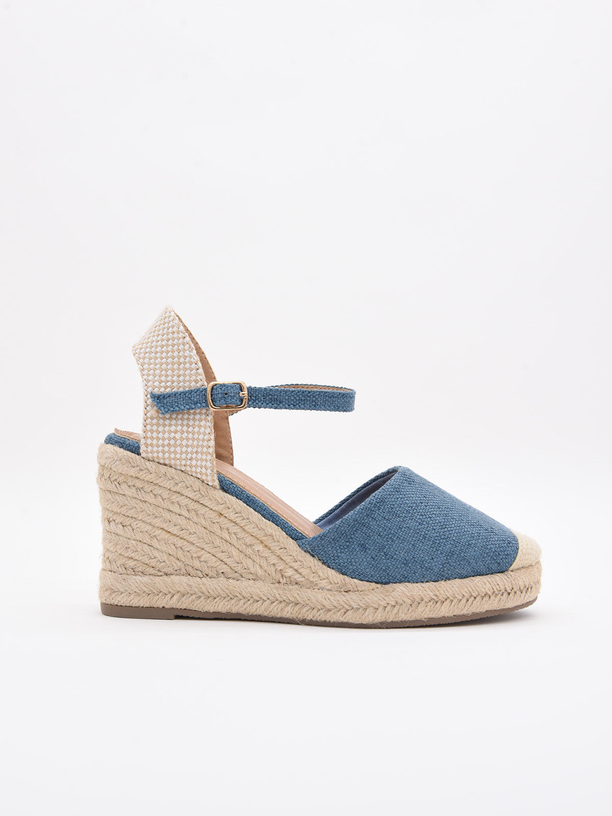 Alpargatas de cuña en azul denim con plataforma de yute y pulsera ajustable, ideales para un look cómodo y estilizado.