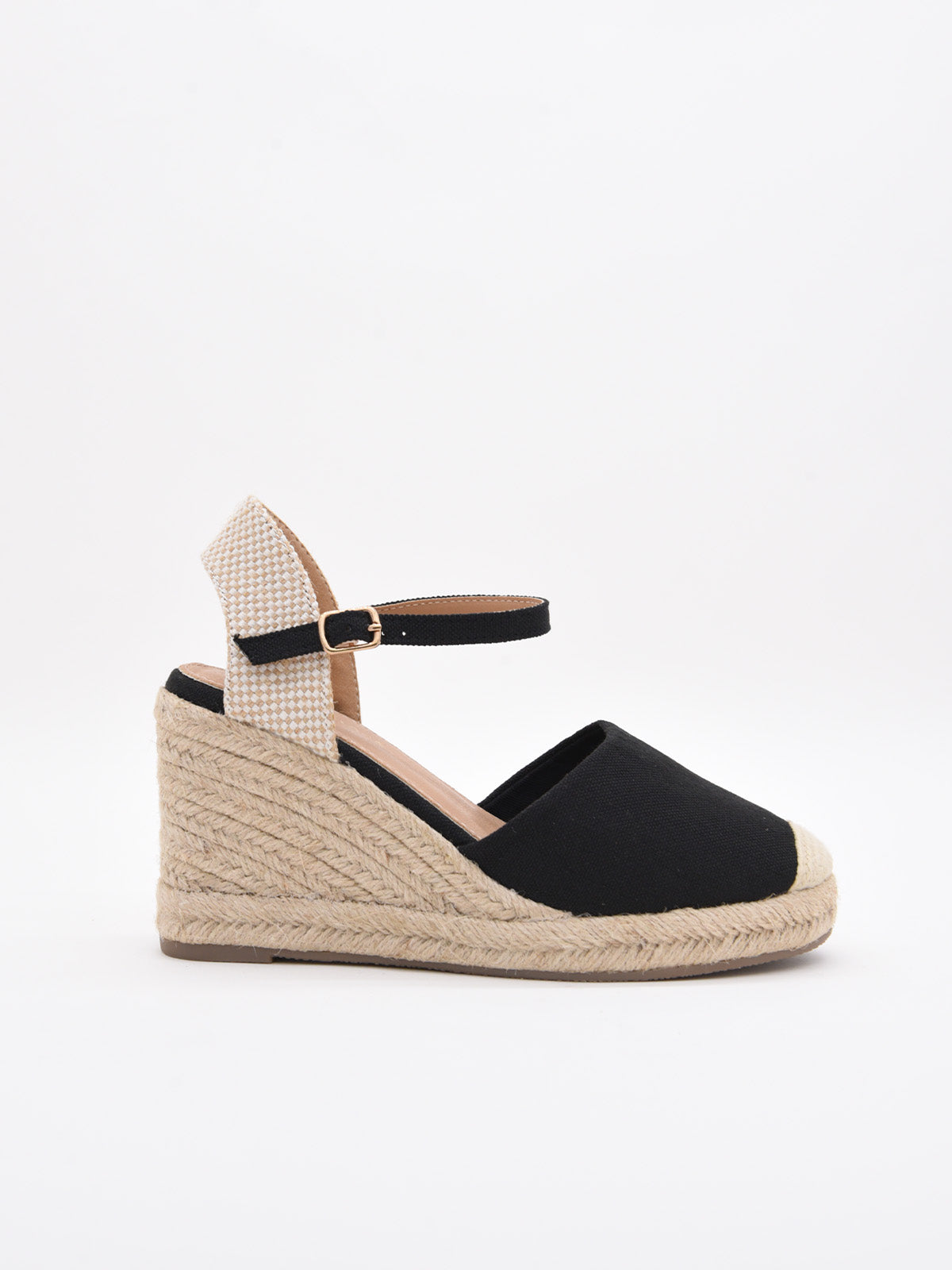 Alpargatas de cuña en negro con plataforma de yute y pulsera ajustable, perfectas para un look sofisticado y cómodo.