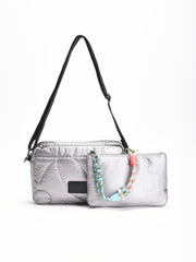 Bolso bandolera acolchado en color gris con correa ajustable negra y neceser extraíble a juego con asa trenzada multicolor.