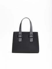 Bolso de mano estructurado en color negro con asas dobles grises, correa ajustable a juego y cierre superior con cremallera.