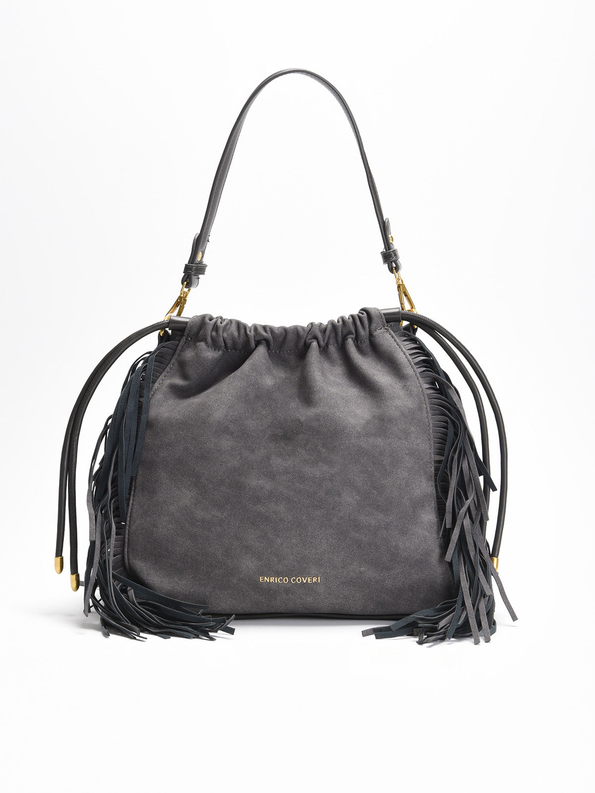Bolso gris de ante sintético con flecos laterales largos, asa corta y correa ajustable.