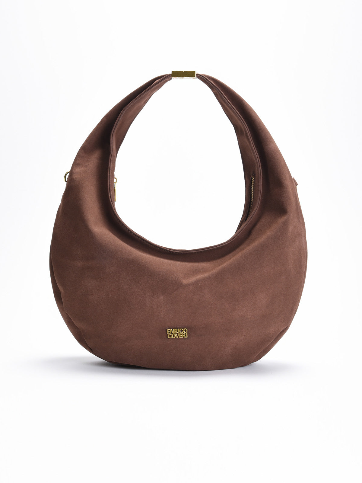 Bolso hobo de mujer en color marrón con acabado de ante sintético, asa ancha con detalle metálico dorado y cierres en dorado.