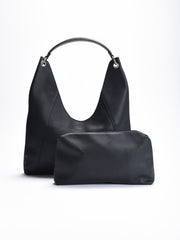 Bolso de mujer estilo hobo en color negro con asa corta, herrajes metálicos y neceser interior extraíble a juego.