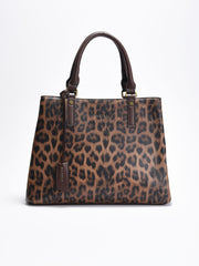 Bolso de mujer estilo shopper con estampado de leopardo en tonos marrones y asas de piel sintética oscura. Incluye correa ajustable y varios compartimentos interiores.