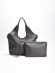 Bolso shopper de color gris con acabado en piel sintética, de gran tamaño y con bolsillo interior extraíble a juego.