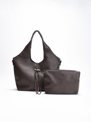 Bolso shopper grande en color marrón chocolate, con detalle trenzado en el frontal y bolso interior extraíble a juego.