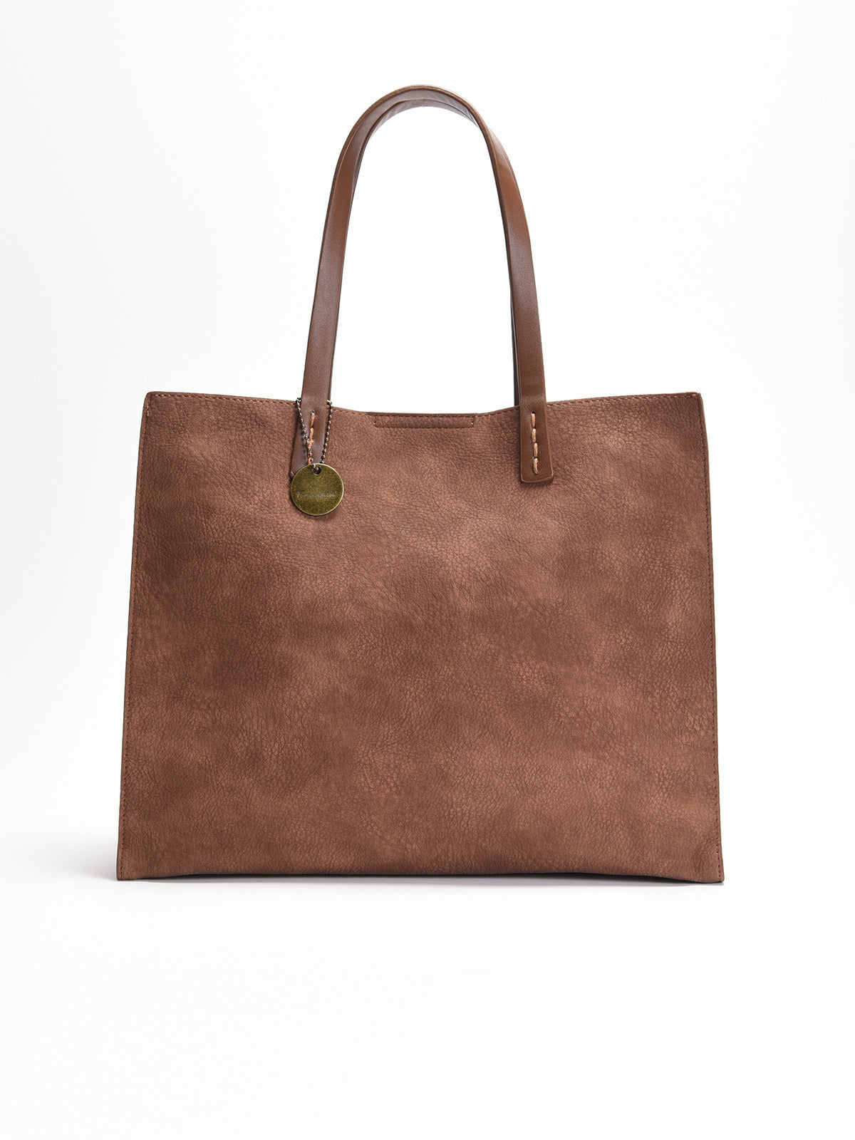 Bolso shopper marrón de gran tamaño con asas largas, correa ajustable desmontable y colgante metálico decorativo.