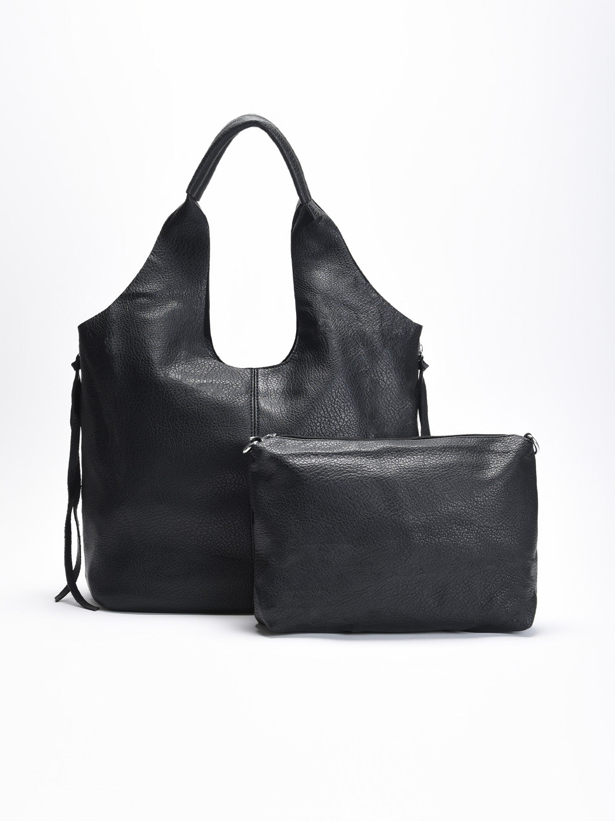 Bolso shopper de color negro en piel sintética granulada, con asas anchas y neceser interior extraíble a juego.
