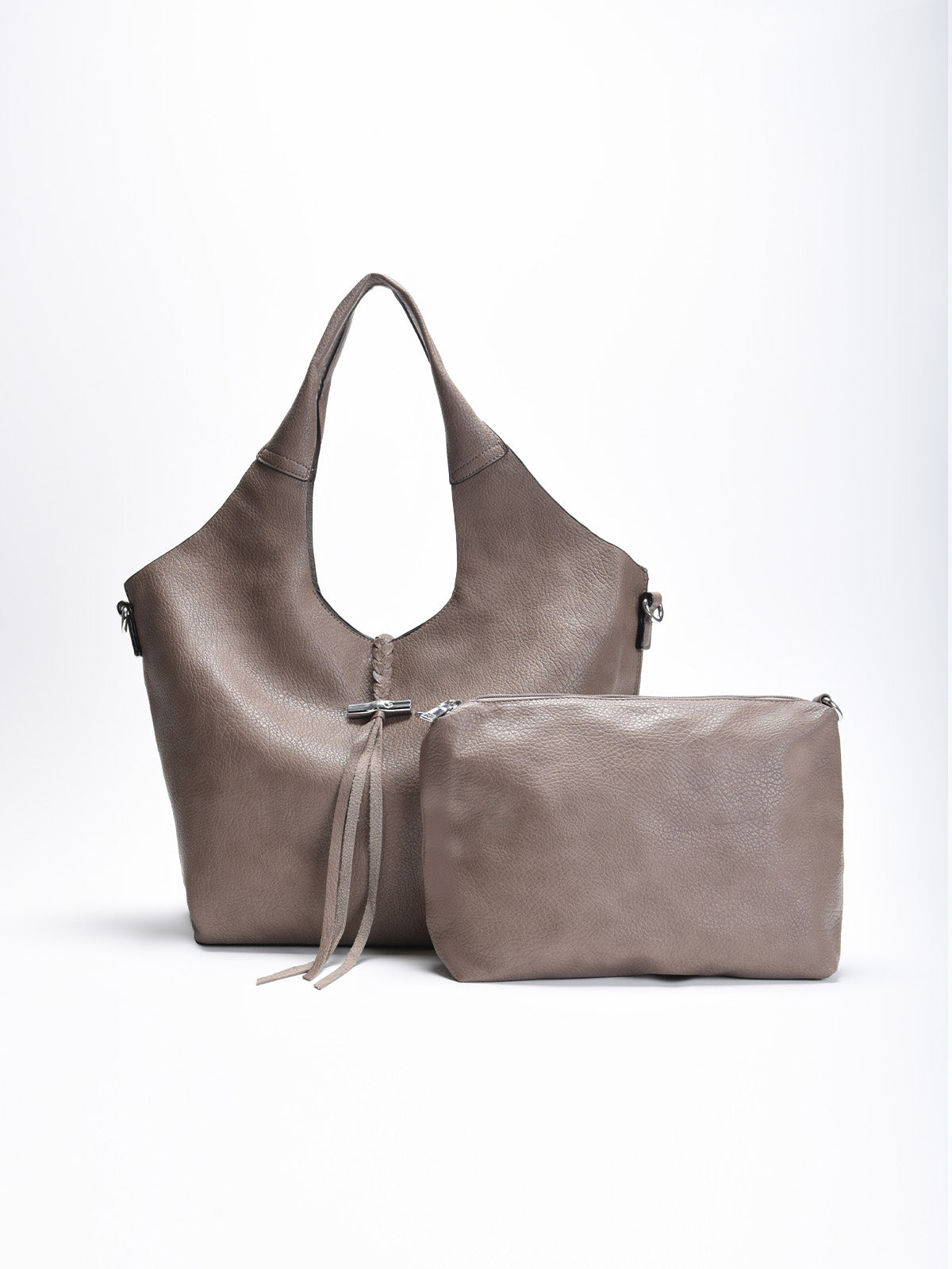 Bolso shopper en color taupe de piel sintética, con asas dobles, bandolera desmontable y neceser interior a juego.