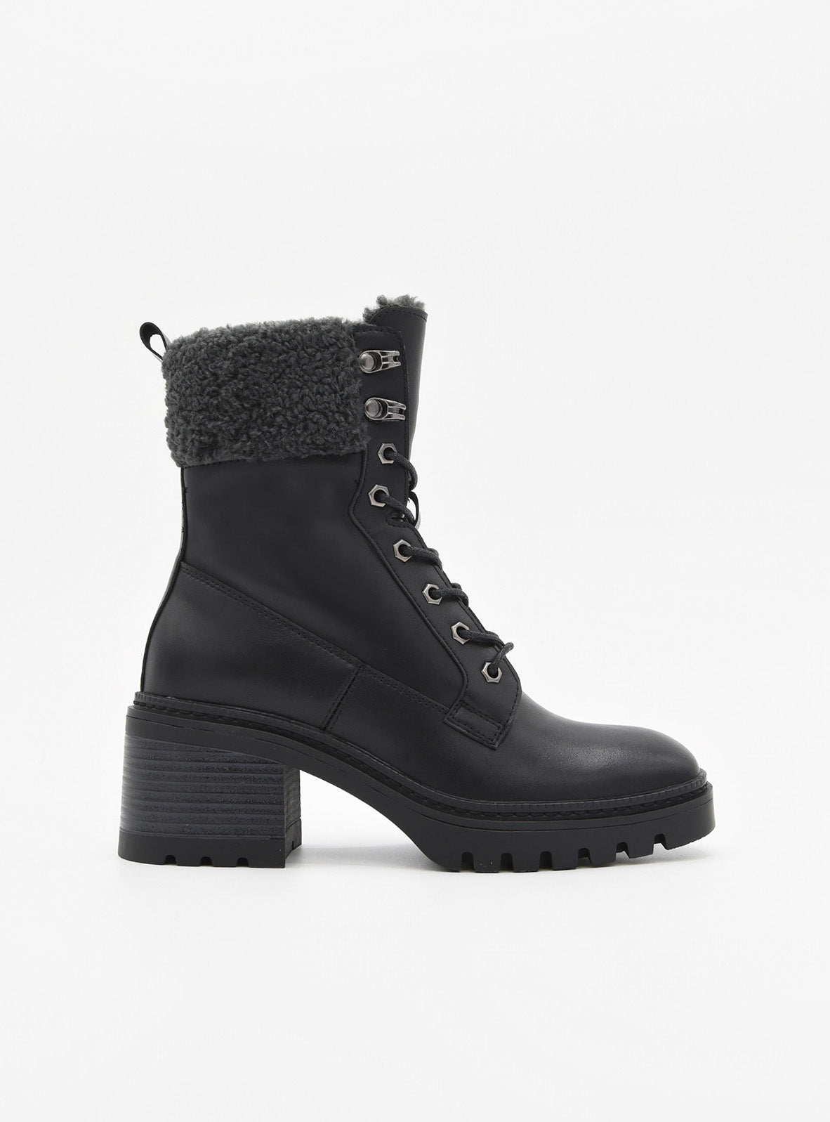 Botín de piel negro con cordones, borreguito gris y tacón ancho.