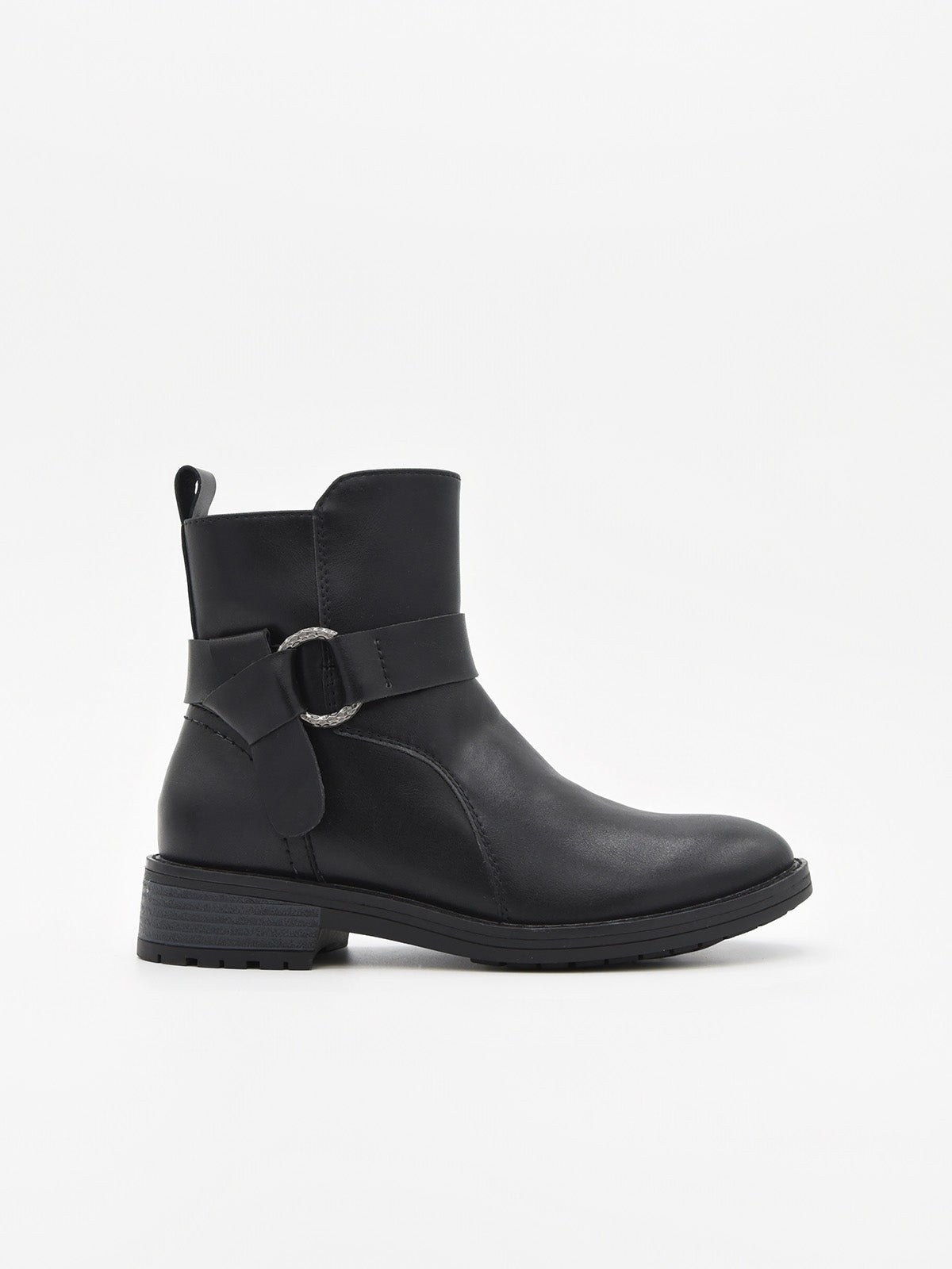 Botín negro con hebilla lateral y aro metálico texturizado para mujer.
