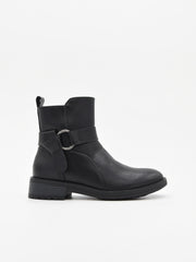 Botín negro con hebilla lateral y aro metálico texturizado para mujer.
