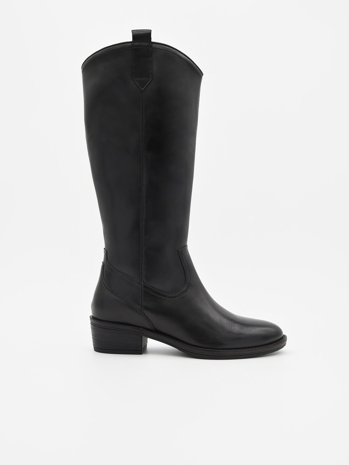 Bota alta de mujer en piel negra, con tacón bajo y diseño estilo cowboy minimalista.