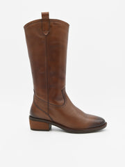 Bota alta de mujer en piel marrón, con caña recta y tacón bajo estilo cowboy.