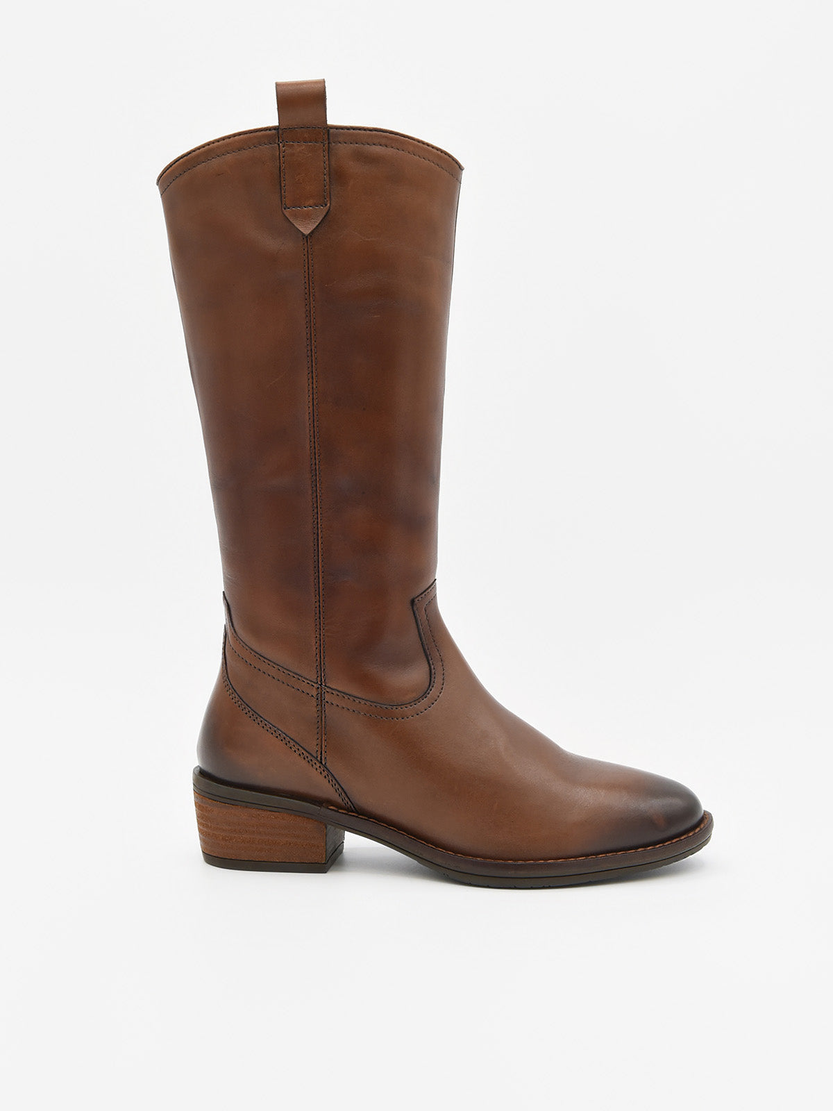 Bota alta de mujer en piel marrón, con caña recta y tacón bajo estilo cowboy.
