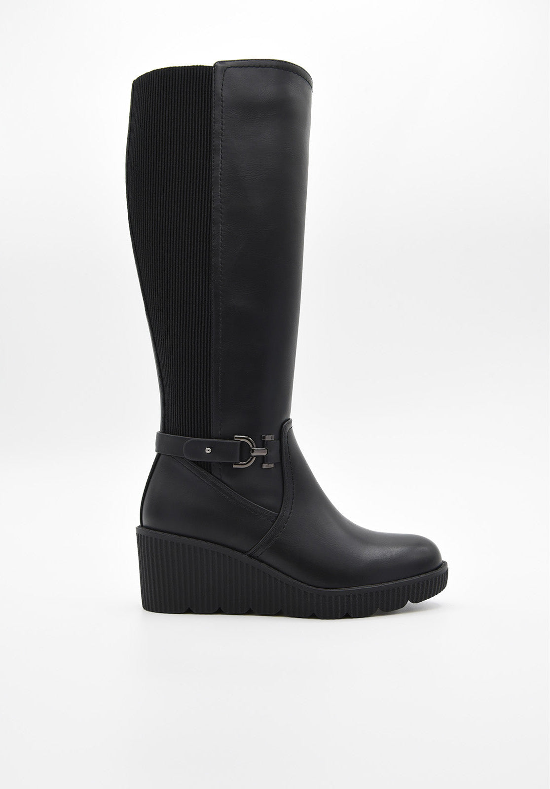 Botas negras de caña alta con cuña y detalle hebilla