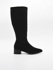 Bota alta de mujer en color negro, de efecto ante con tacón bajo cuadrado y punta ligeramente fina.