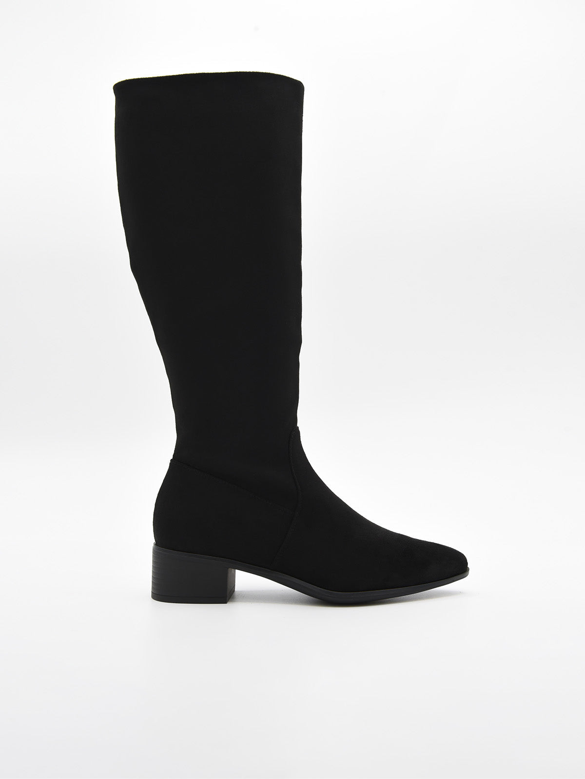 Bota alta de mujer en color negro, de efecto ante con tacón bajo cuadrado y punta ligeramente fina.