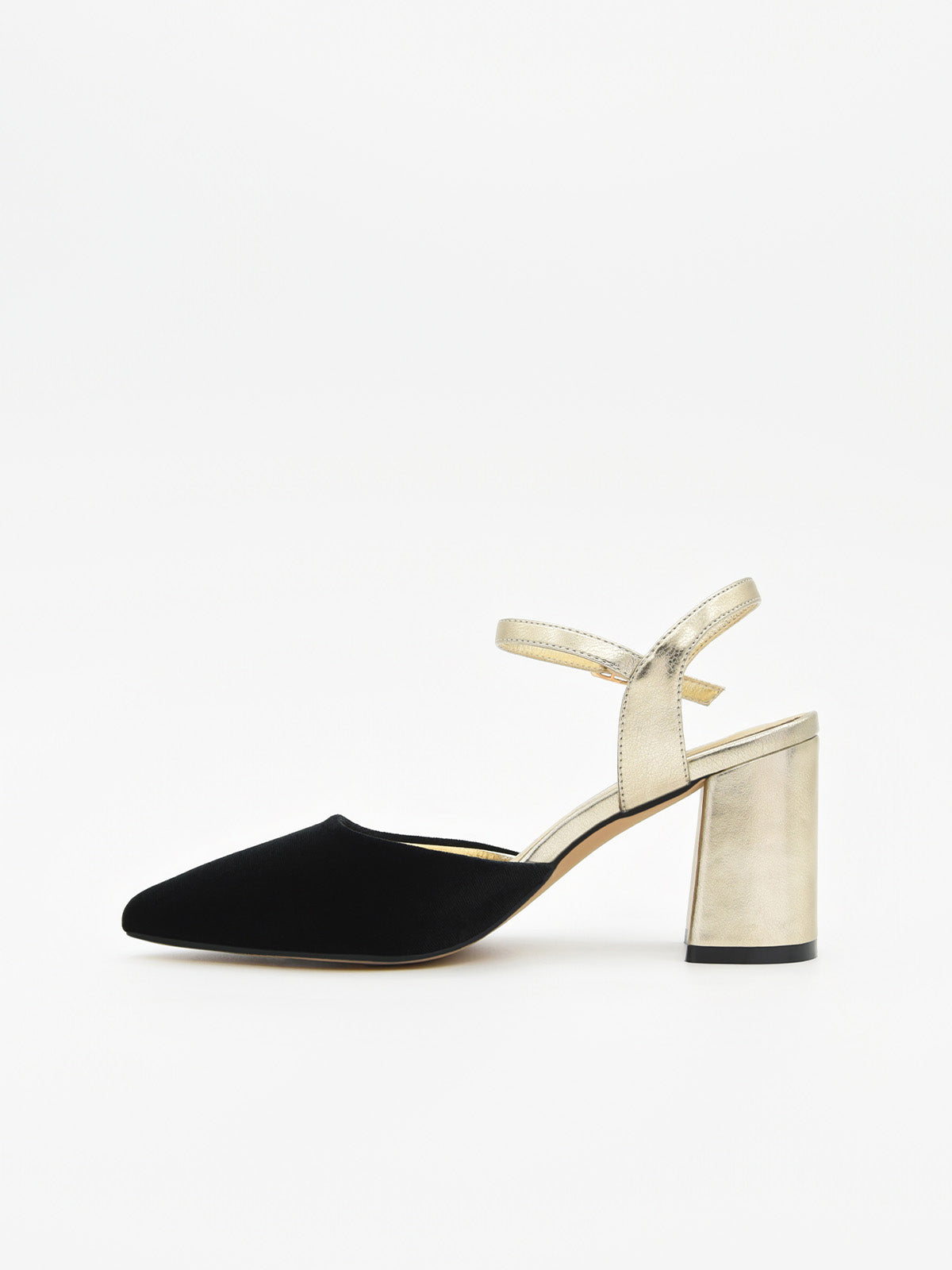 Zapato de terciopelo negro para mujer con tacón ancho dorado metalizado y pulsera ajustable al tobillo.
