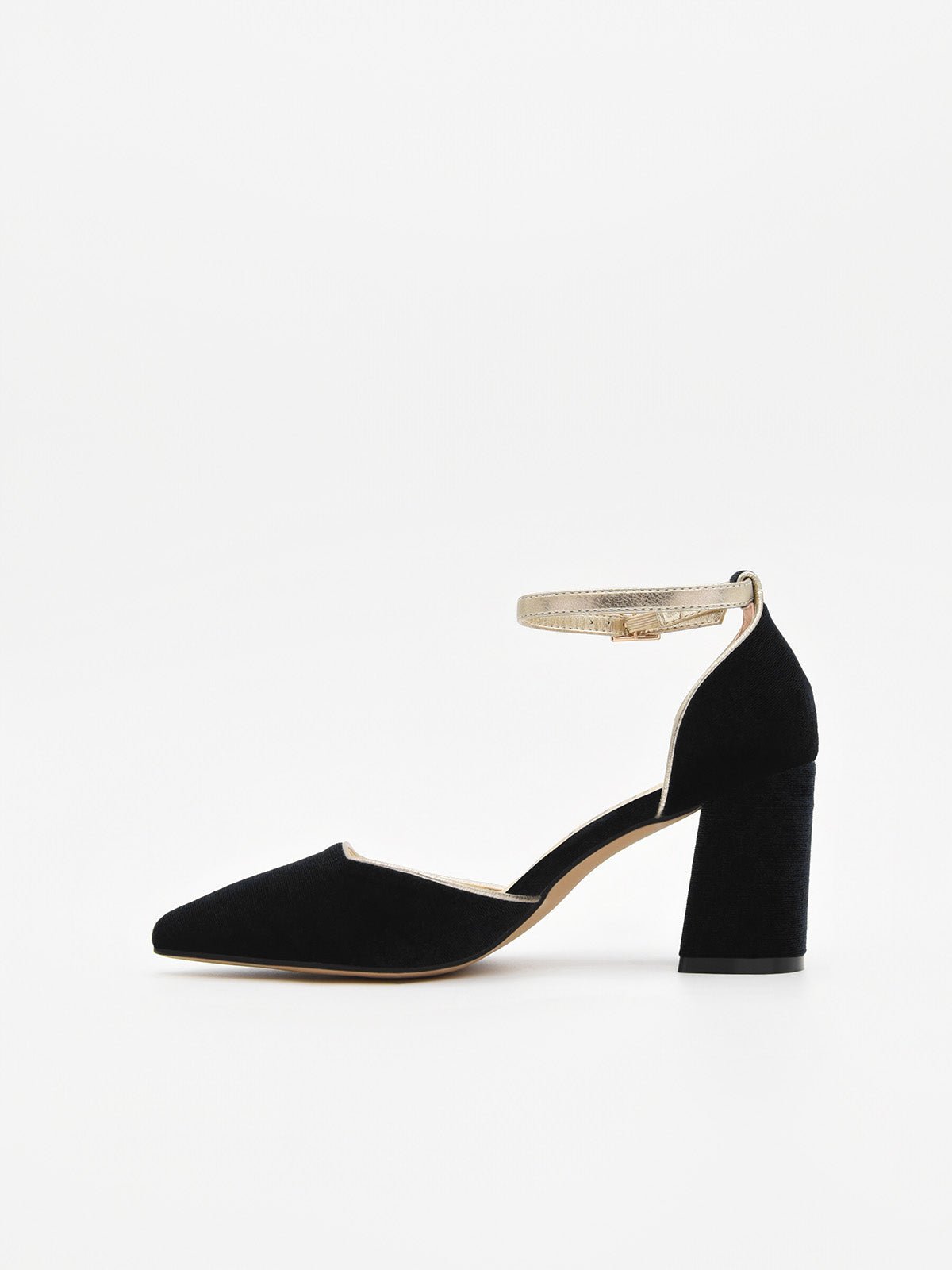 Zapato de fiesta de mujer en terciopelo negro, con pulsera dorada al tobillo, punta fina y tacón ancho de media altura.