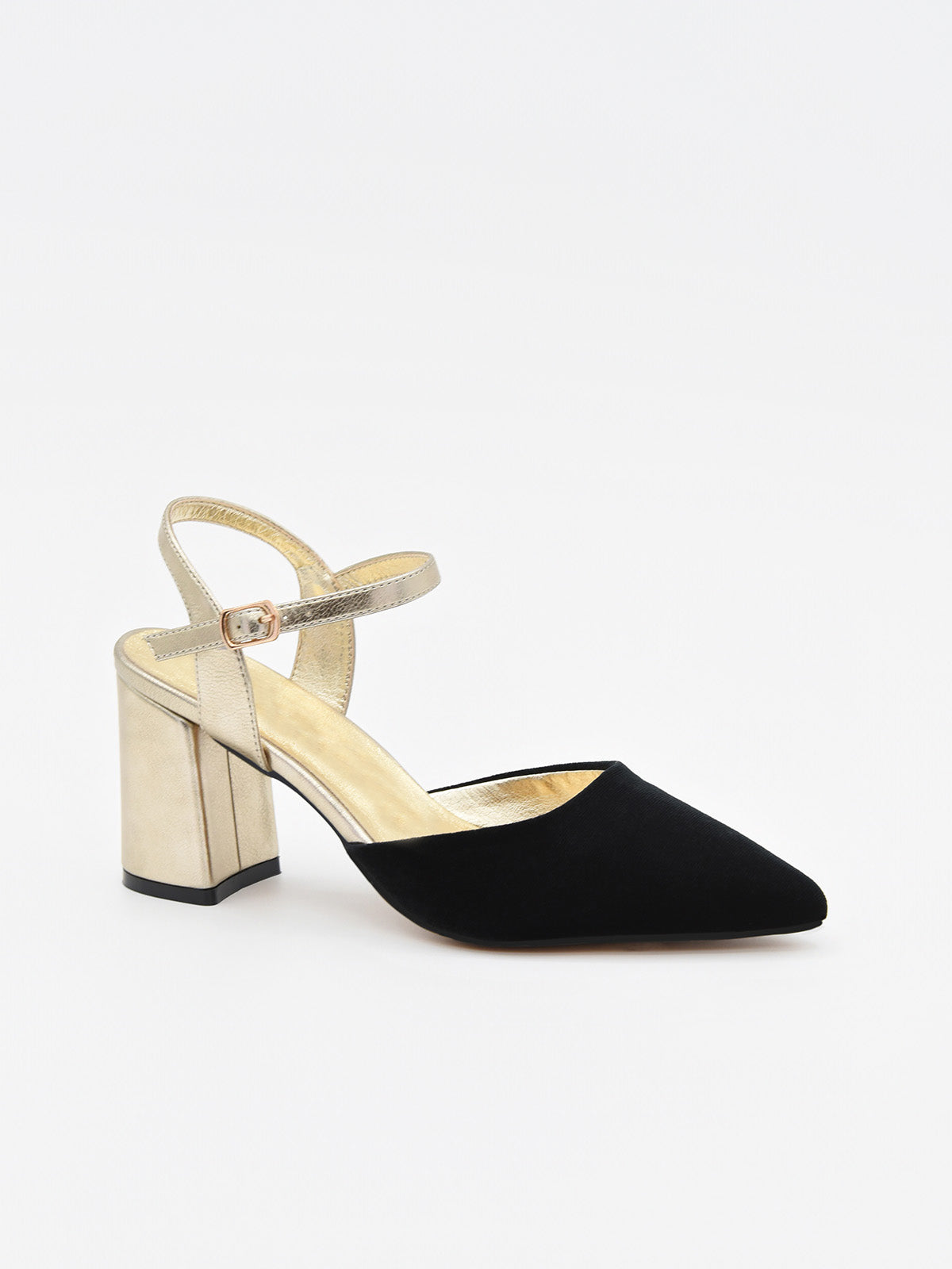 Zapato de terciopelo negro para mujer con tacón ancho dorado metalizado y pulsera ajustable al tobillo.