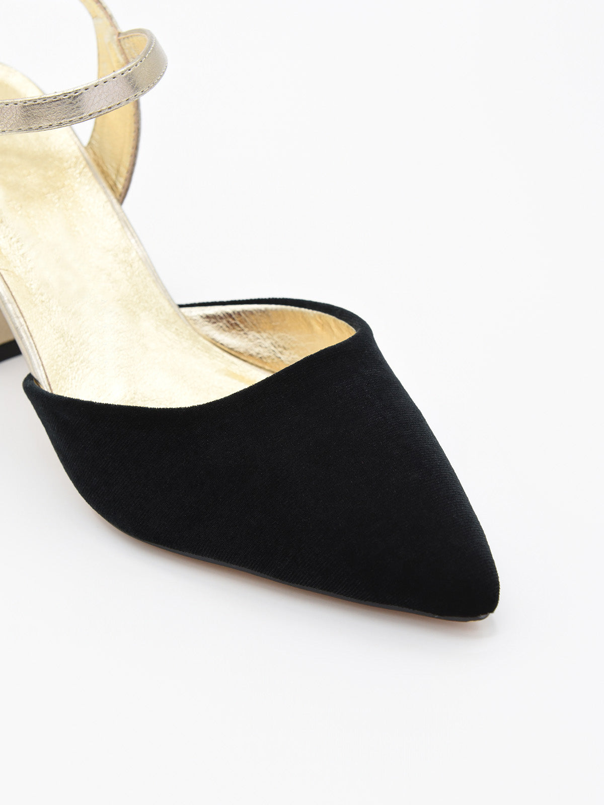 Zapato de terciopelo negro para mujer con tacón ancho dorado metalizado y pulsera ajustable al tobillo.