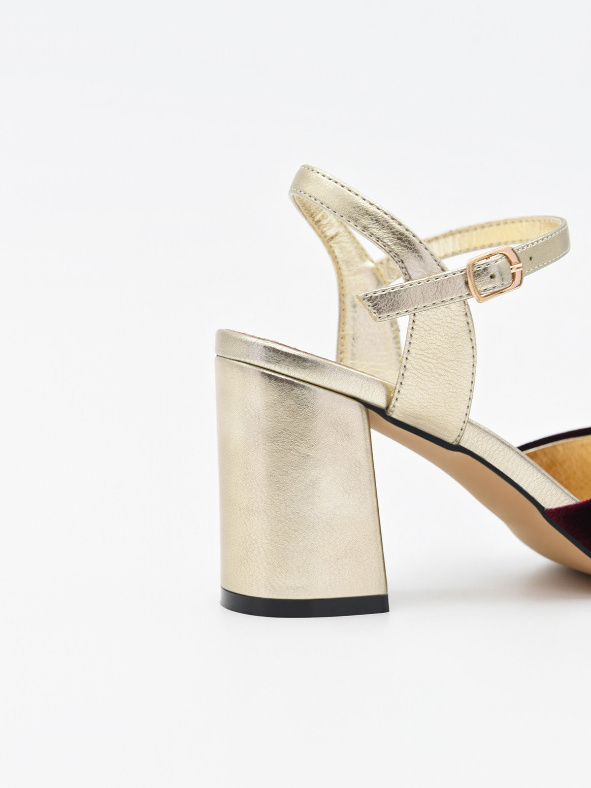 Zapato de Terciopelo Burdeos con Tacón Dorado y correa