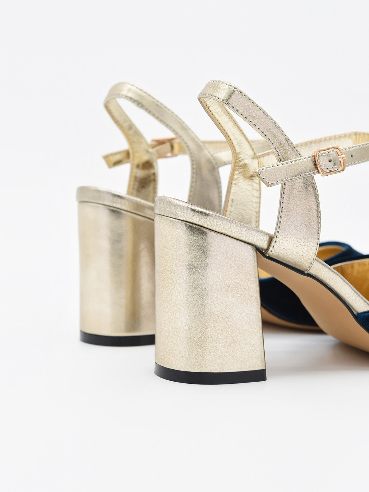 Zapato de Terciopelo Marino y tacón dorado