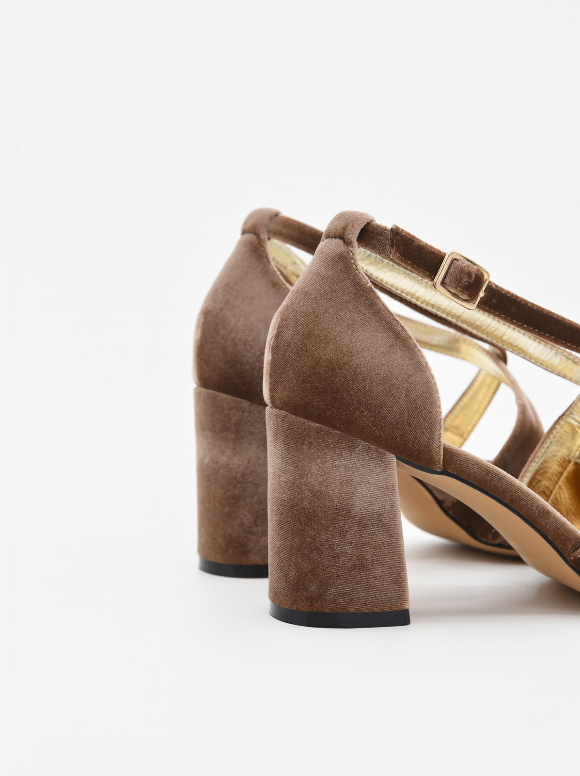 Zapatos de Terciopelo Taupe con Tiras Cruzadas