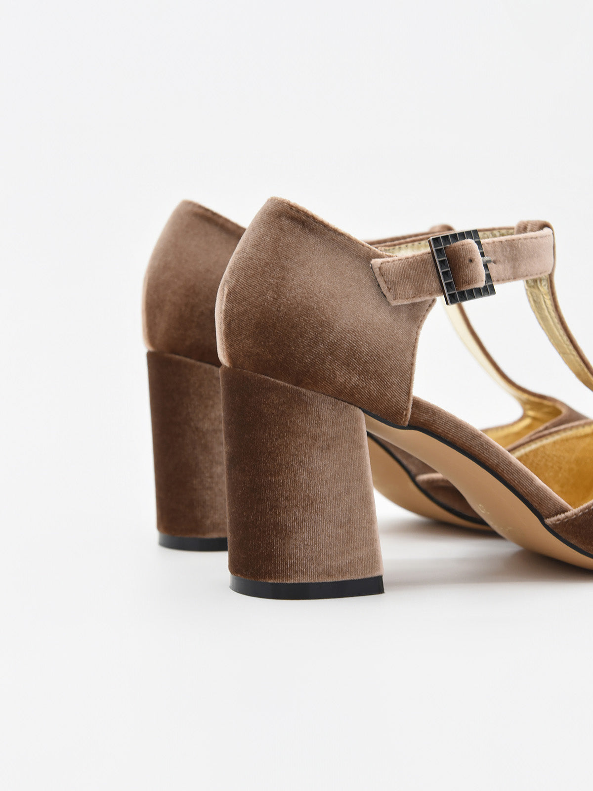 Zapato Elegante de Terciopelo Taupe con tira en el empeine