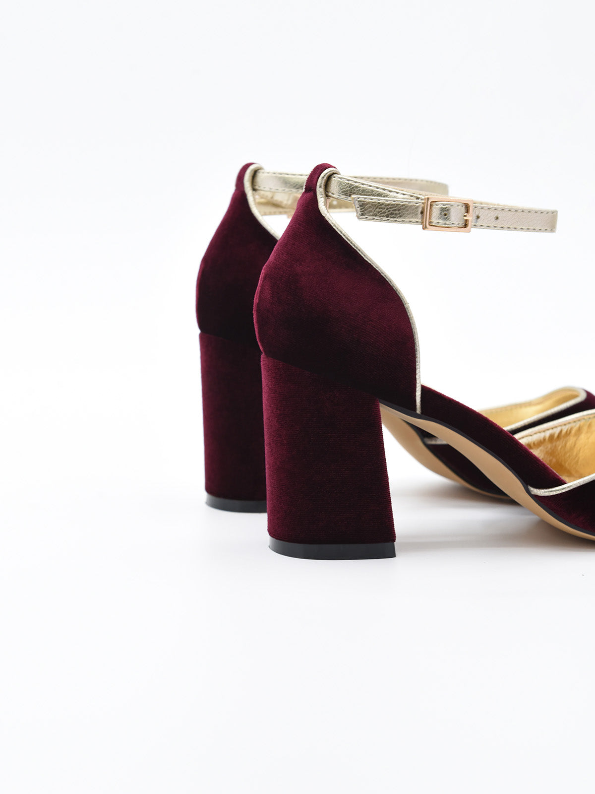 Zapato de Terciopelo Burdeos con Ribete Dorado
