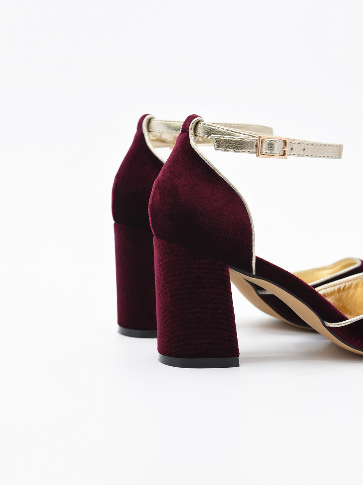 Zapato de Terciopelo Burdeos con Tacón Dorado y correa