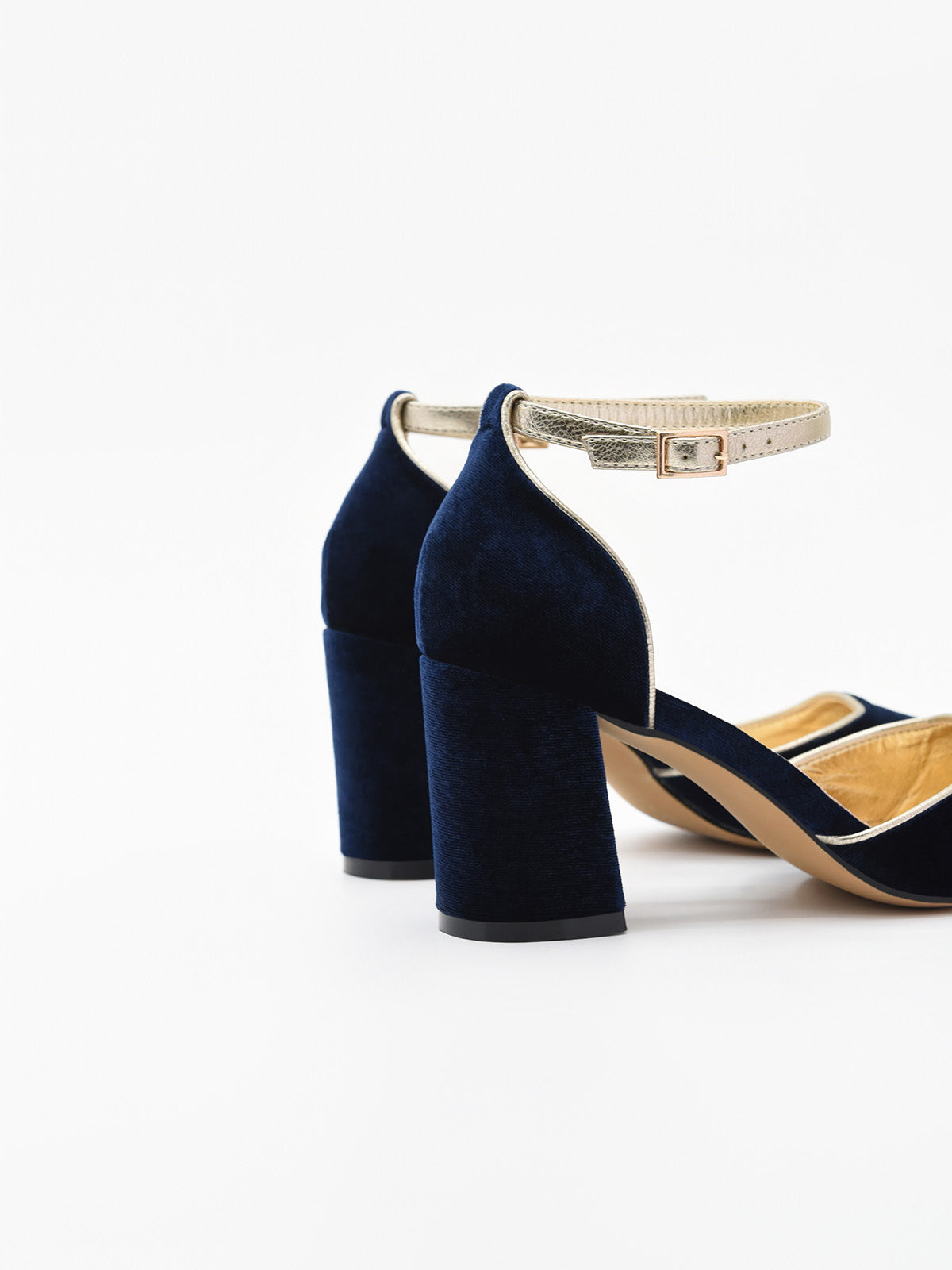 Zapato de Terciopelo Negro con Tacón Dorado y correa