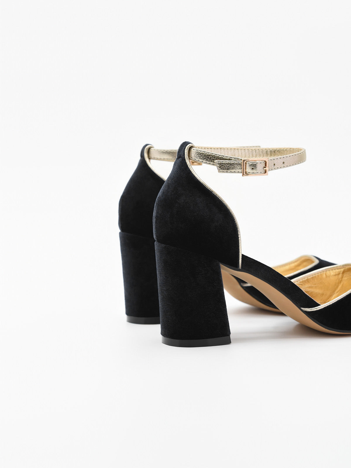 Zapato de Terciopelo Negro con Ribete Dorado