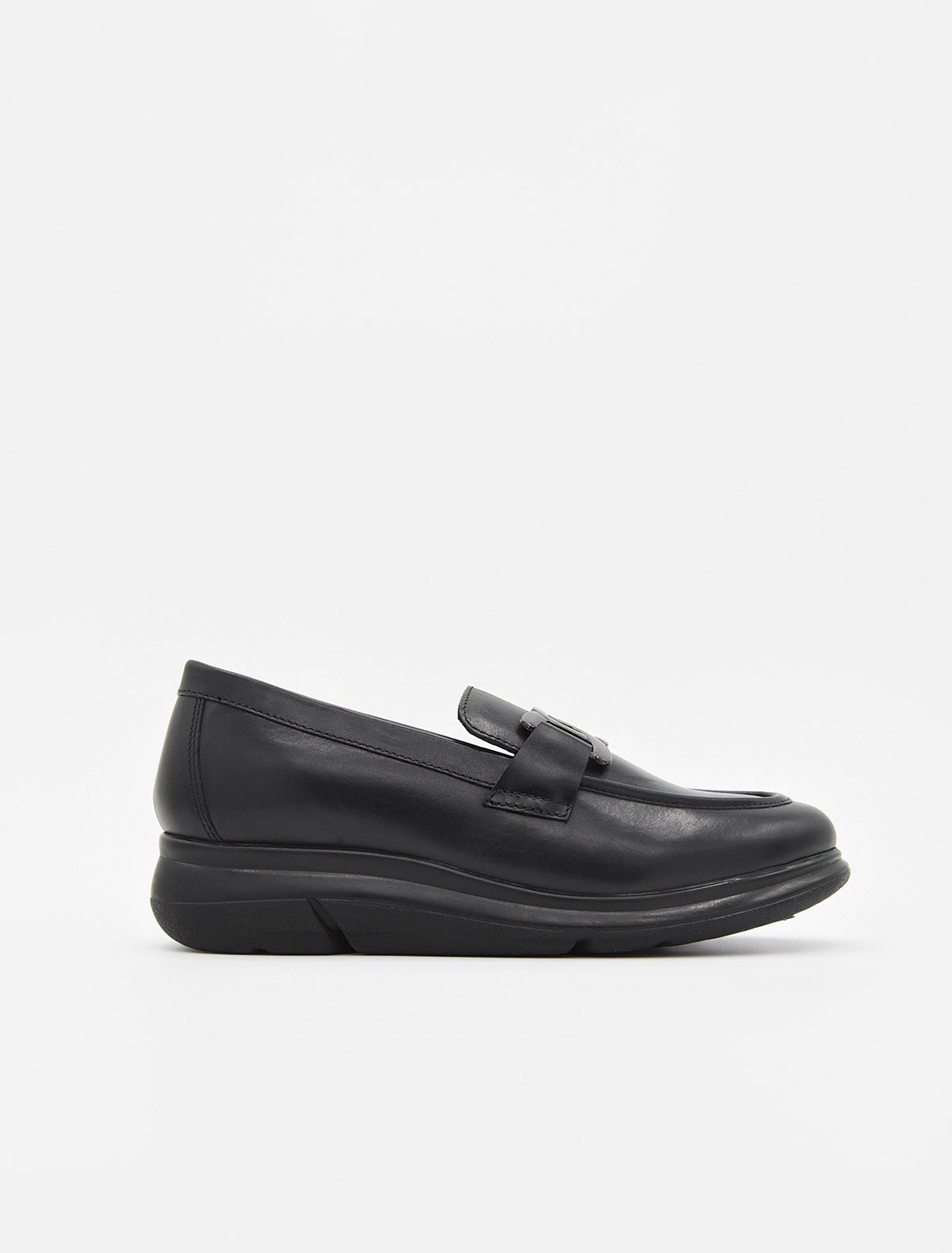 Mocasín de piel negra para mujer, con suela cómoda y adorno metálico en el empeine.