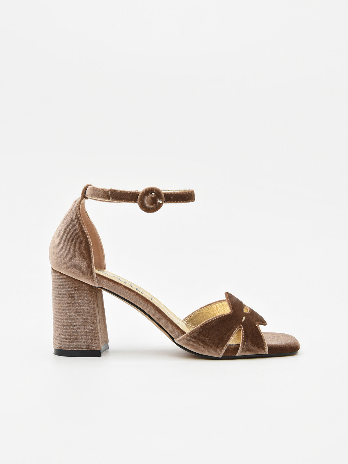 Sandalia de terciopelo taupe con tacón ancho, pulsera al tobillo y detalle calado elegante.