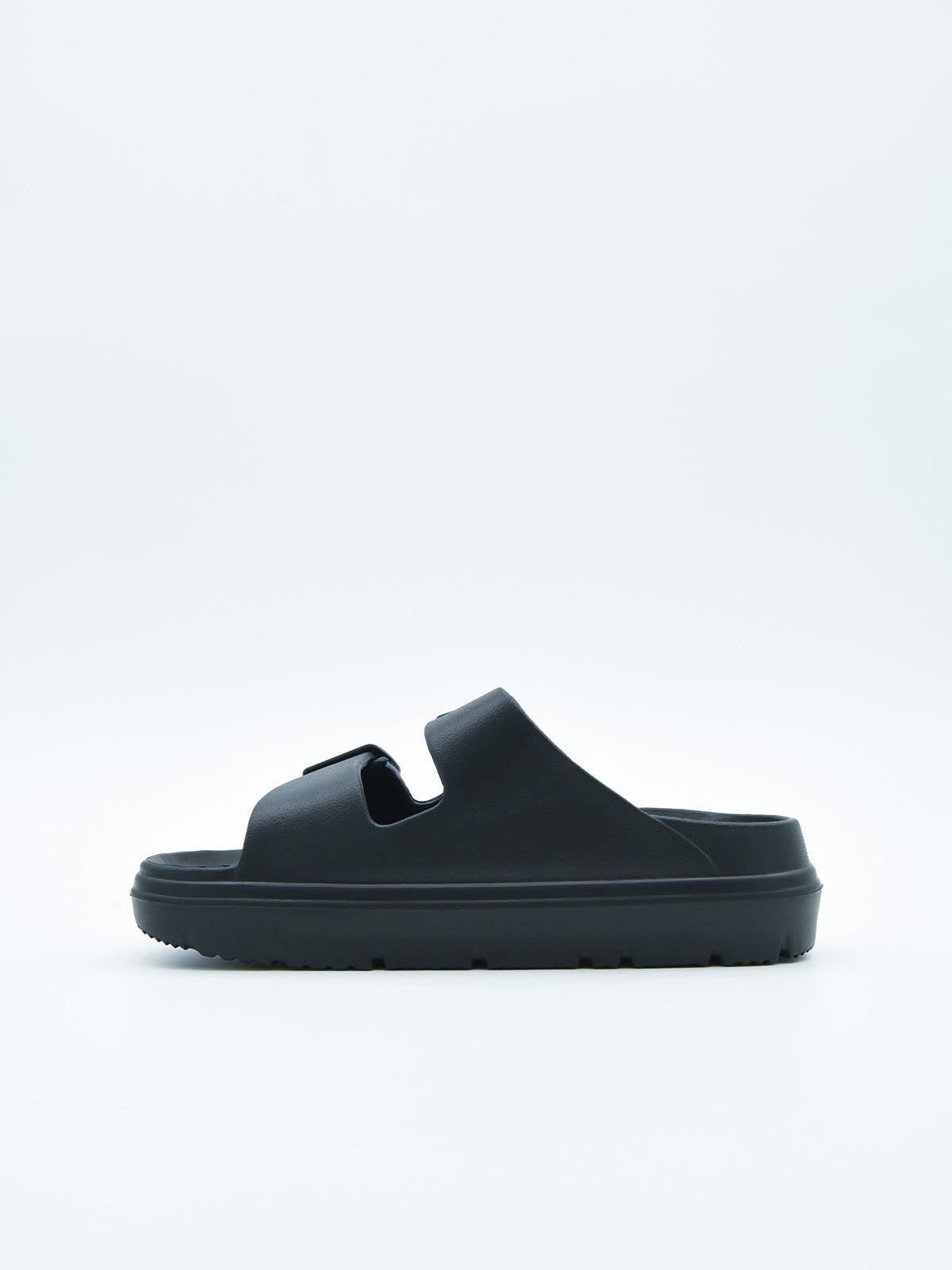Sandalia negra con doble hebilla, suela ergonómica y diseño moderno.







