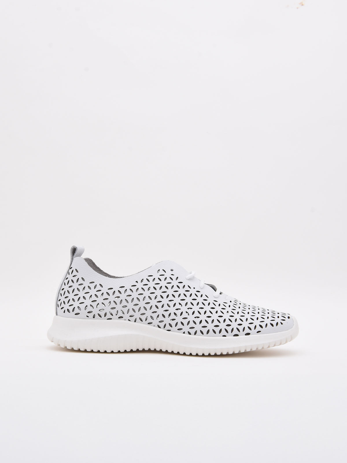 Zapatillas blancas troqueladas de mujer, diseño moderno y suela cómoda.