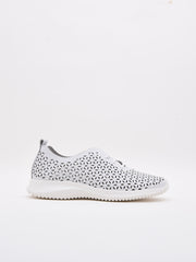 Zapatillas blancas troqueladas de mujer, diseño moderno y suela cómoda.
