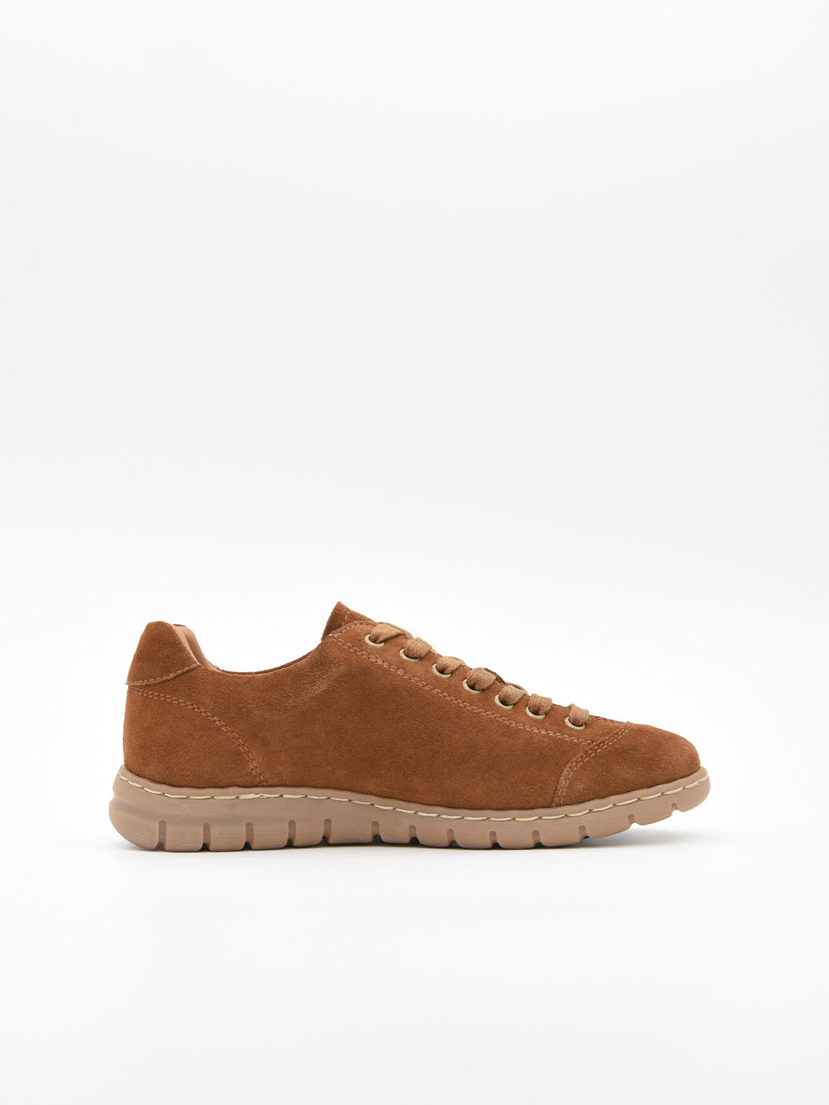 Zapato deportivo de piel cuero, con cordones y suela flexible.