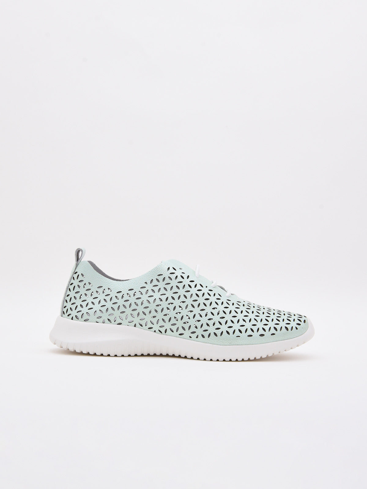 Zapatillas verdes de mujer, cómodas, con diseño troquelado y suela blanca.