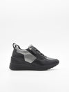 Zapatilla deportiva negra con cuña y detalles en plata