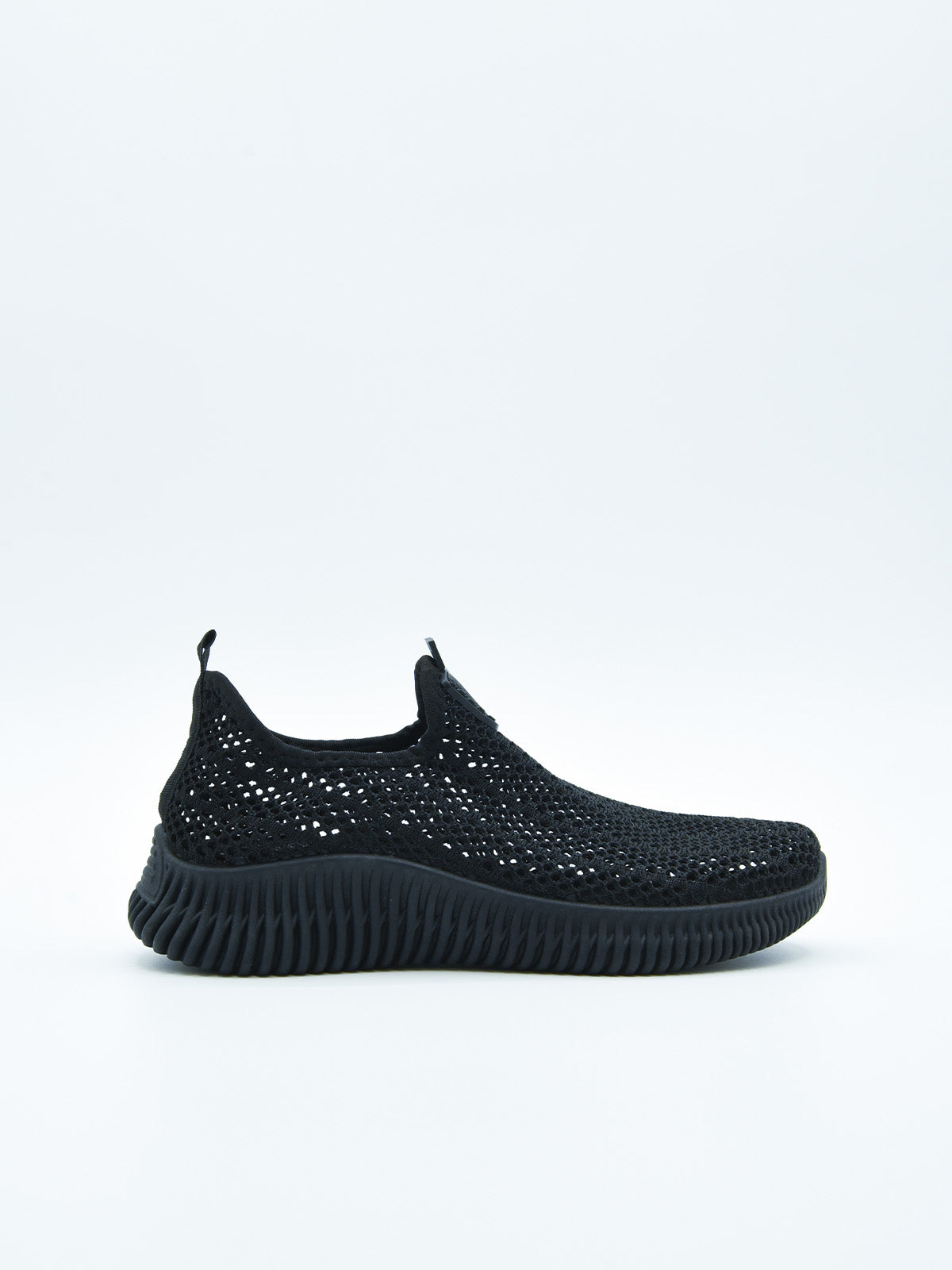 Zapatilla negra malla cómoda