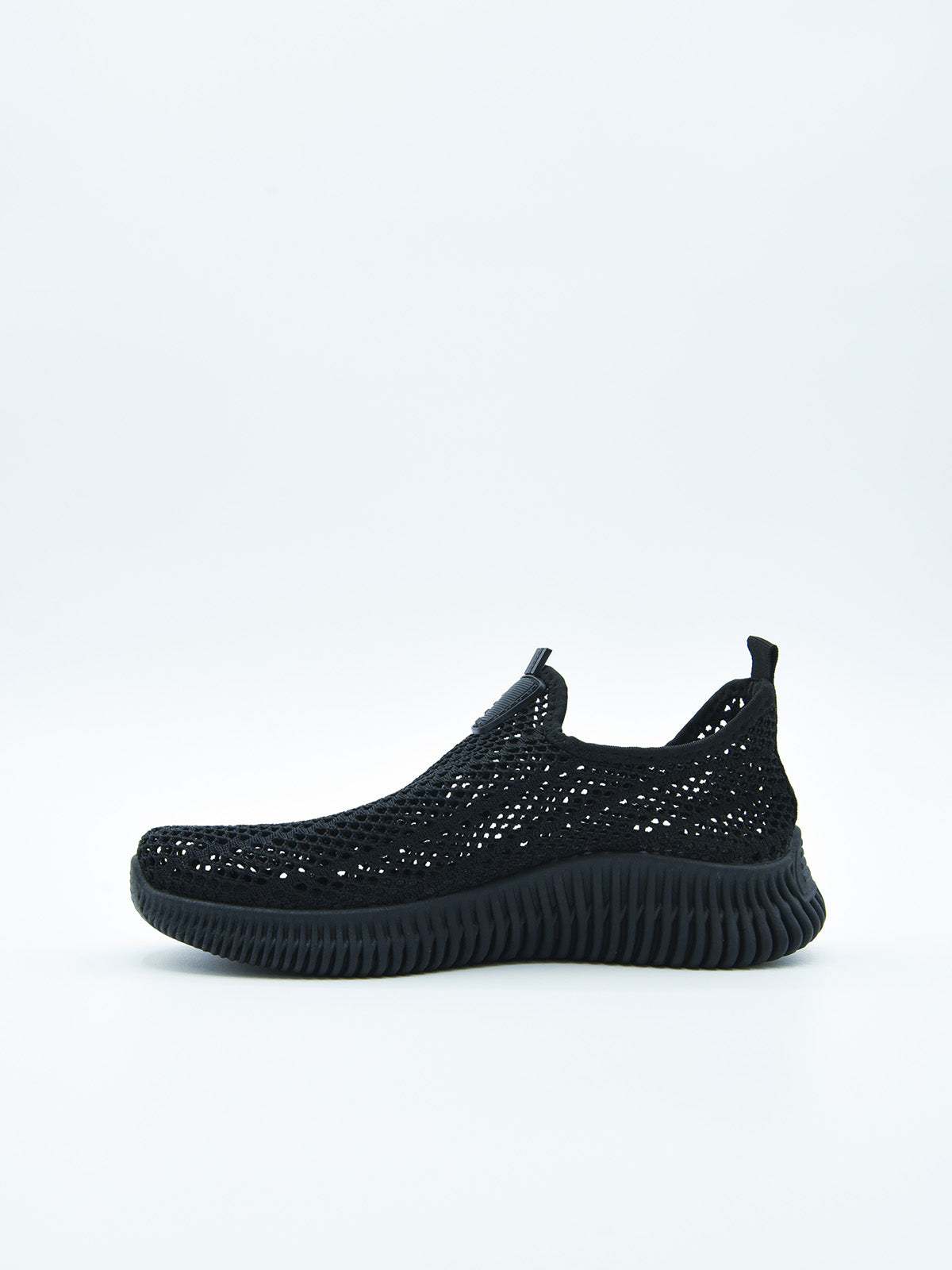 Zapatilla negra malla cómoda