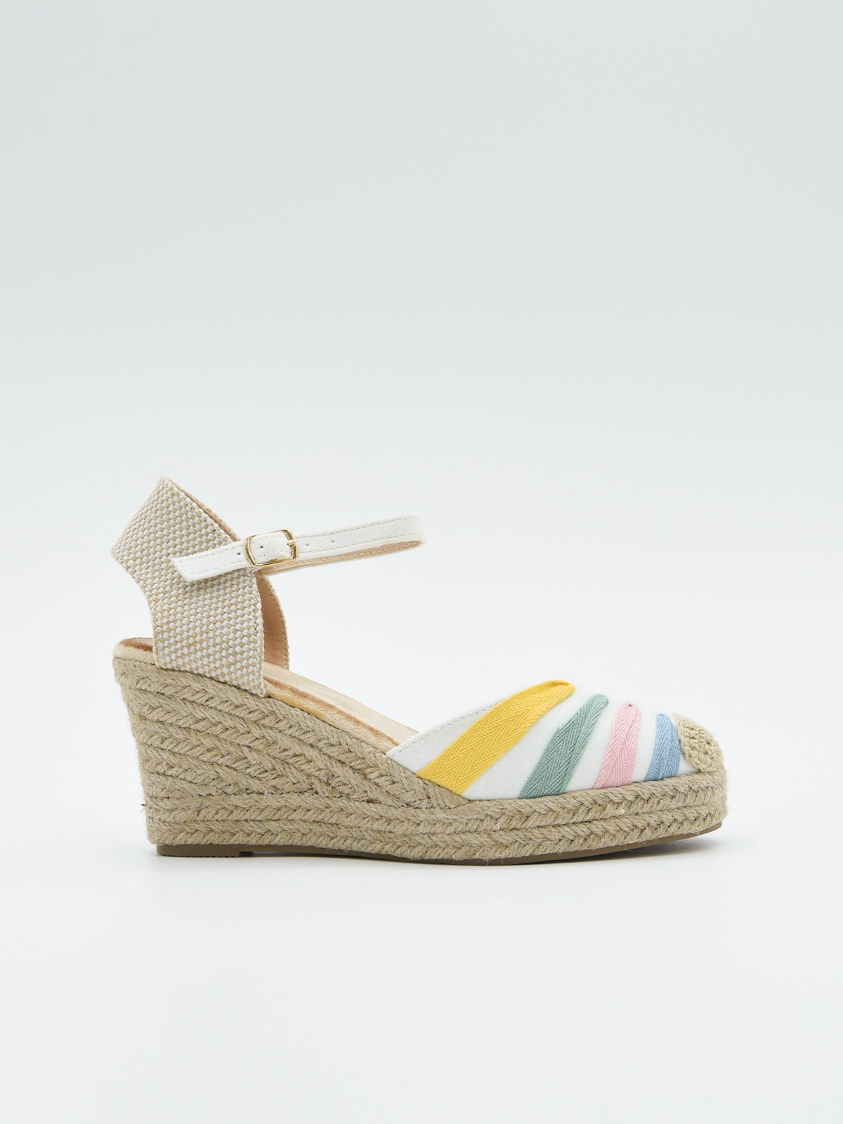 Alpargata multicolor con cuña de yute, diseño bordado y cierre ajustable.