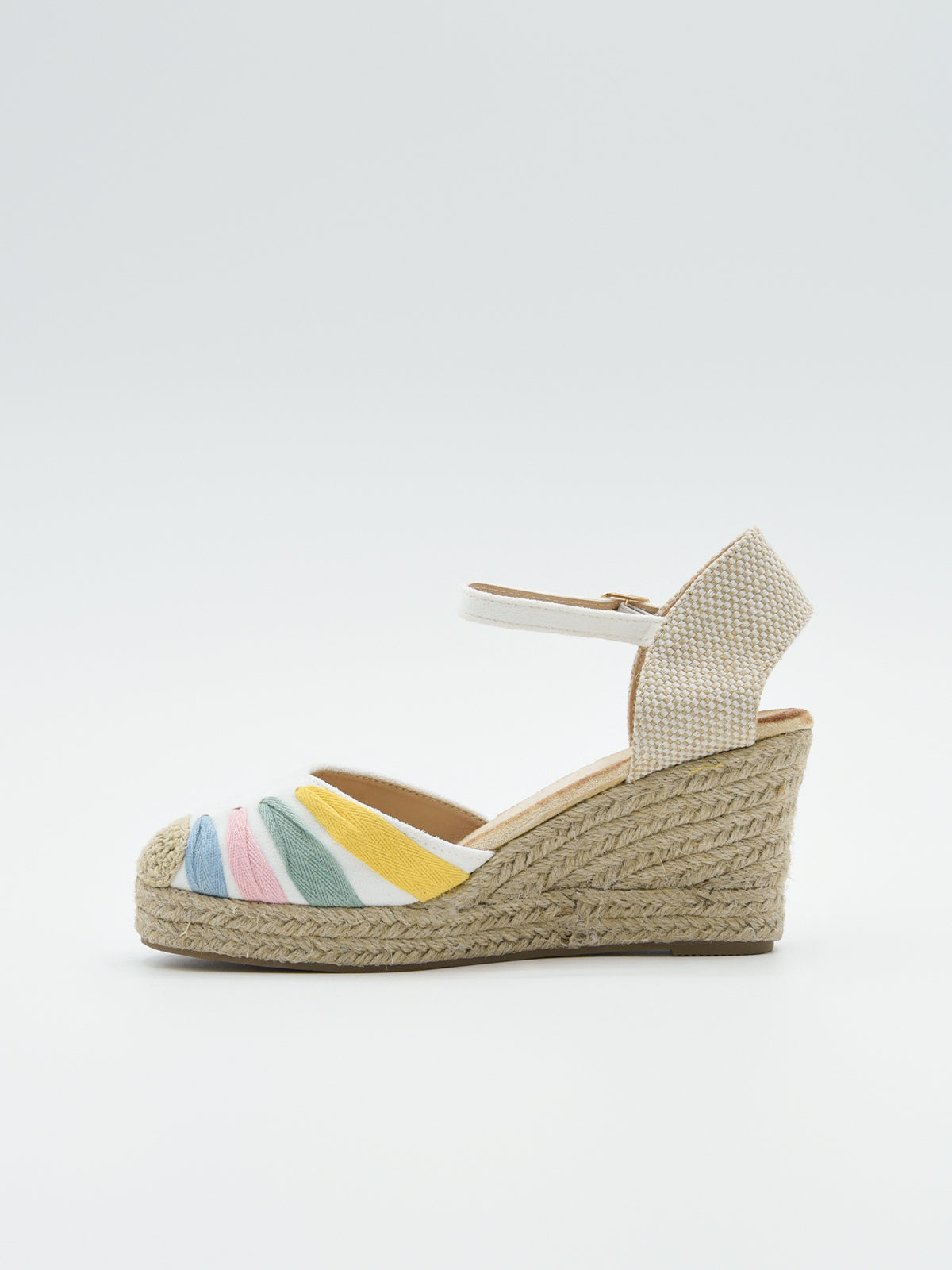 Alpargata multicolor con cuña de yute, diseño bordado y cierre ajustable.