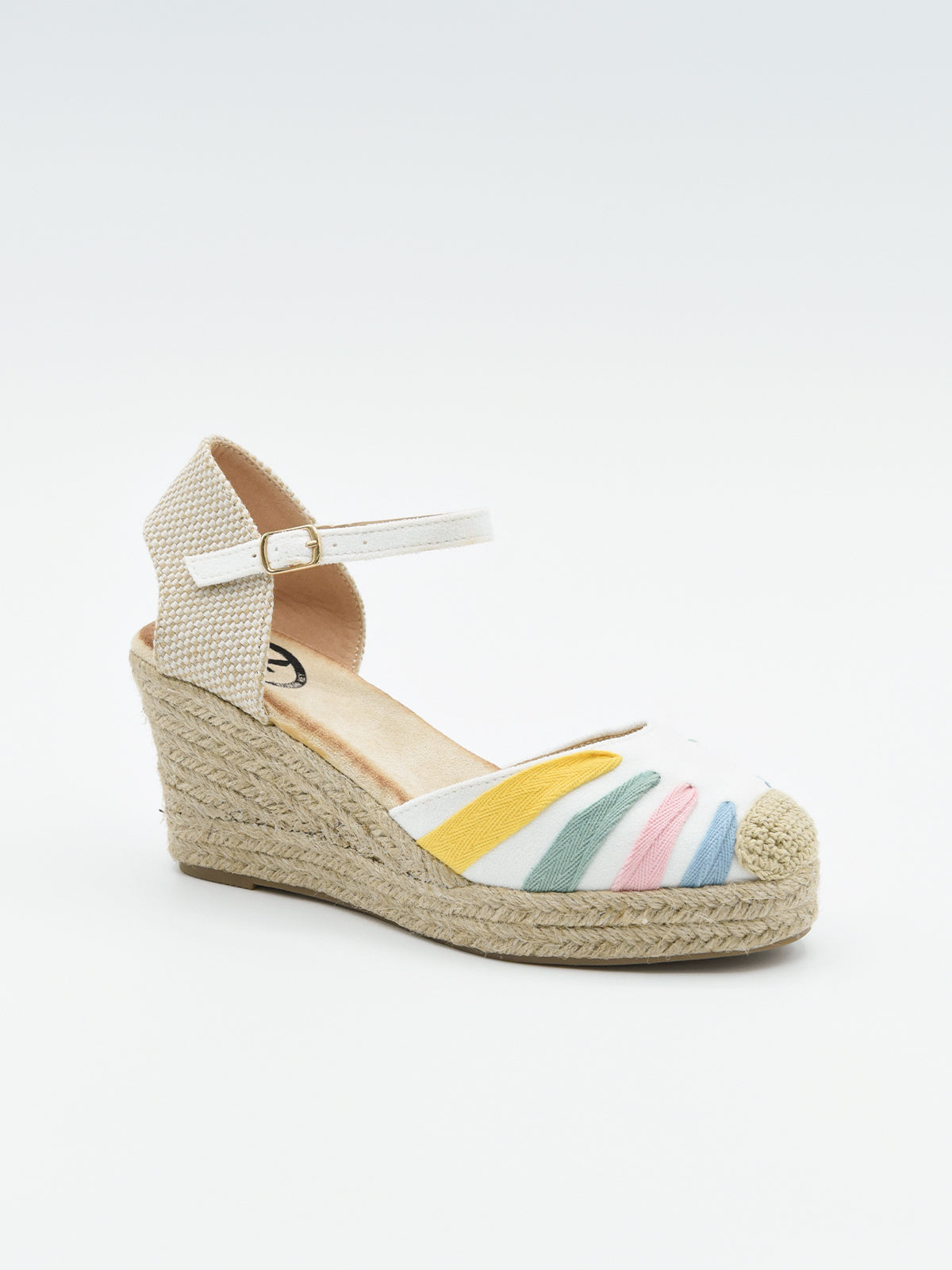 Alpargata multicolor con cuña de yute, diseño bordado y cierre ajustable.