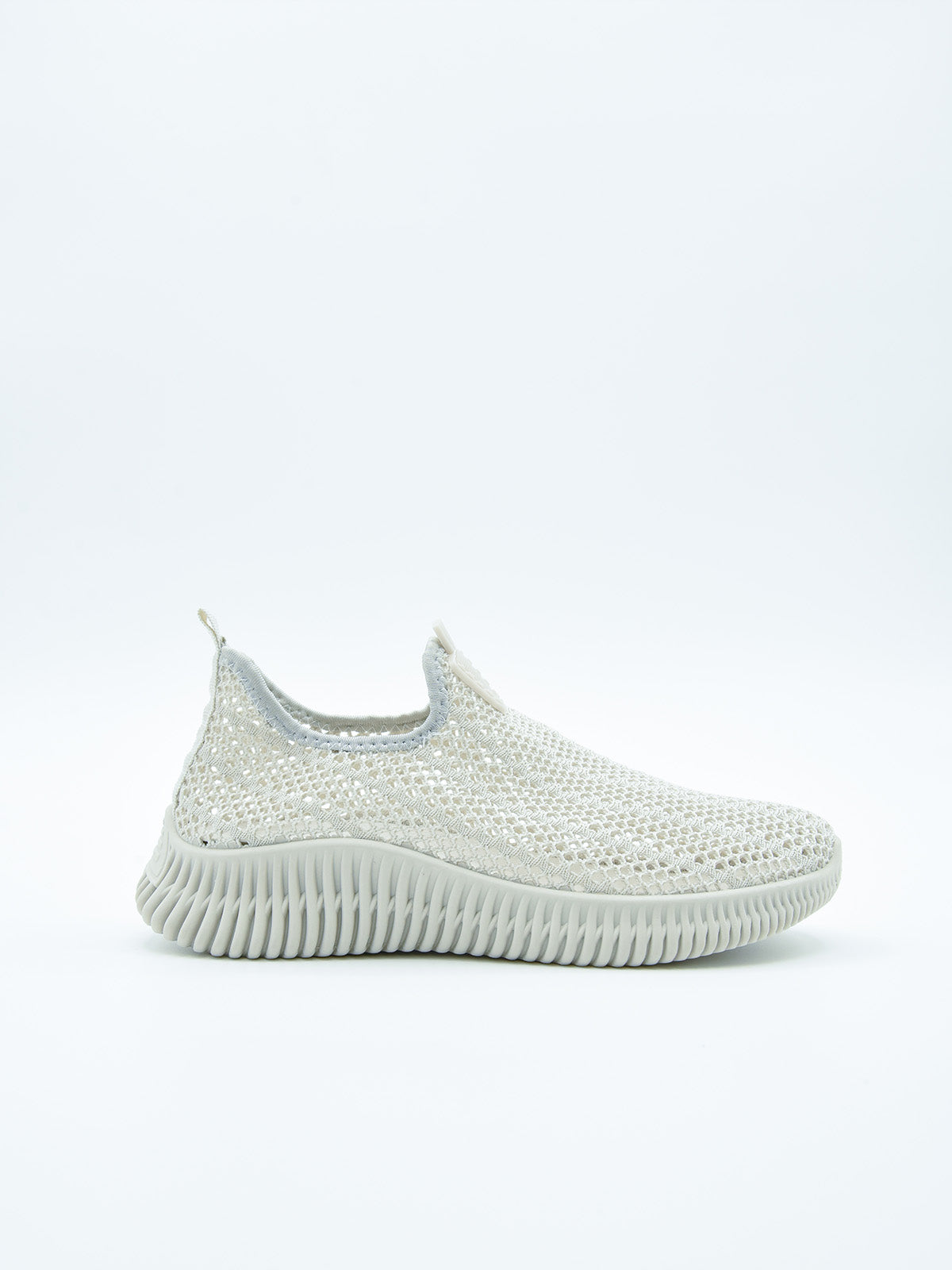 Zapatillas blancas de rejilla transpirables.