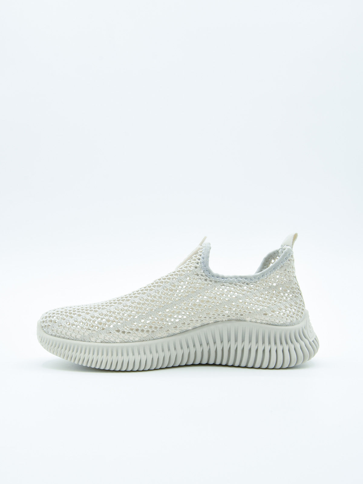 Zapatilla blanca malla cómoda